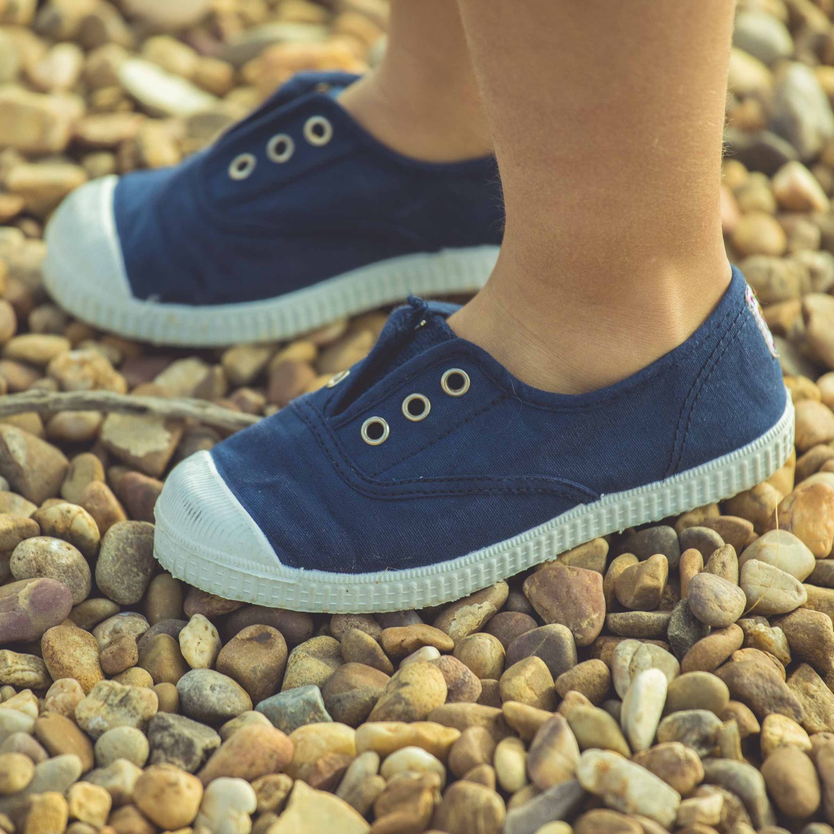 Zapatillas niños de lona sin cordones con punta de goma