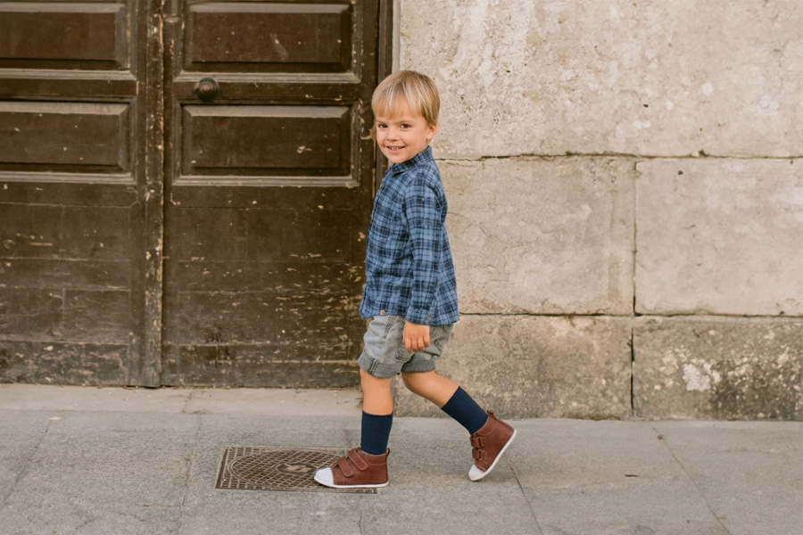 Botita piel sport puntera blanca