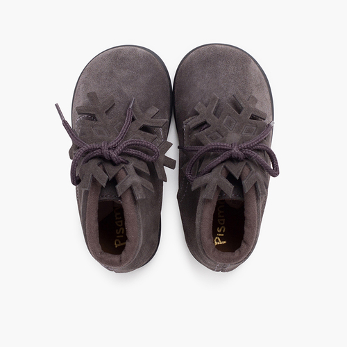 Botitas serraje cordones adorno copo Gris