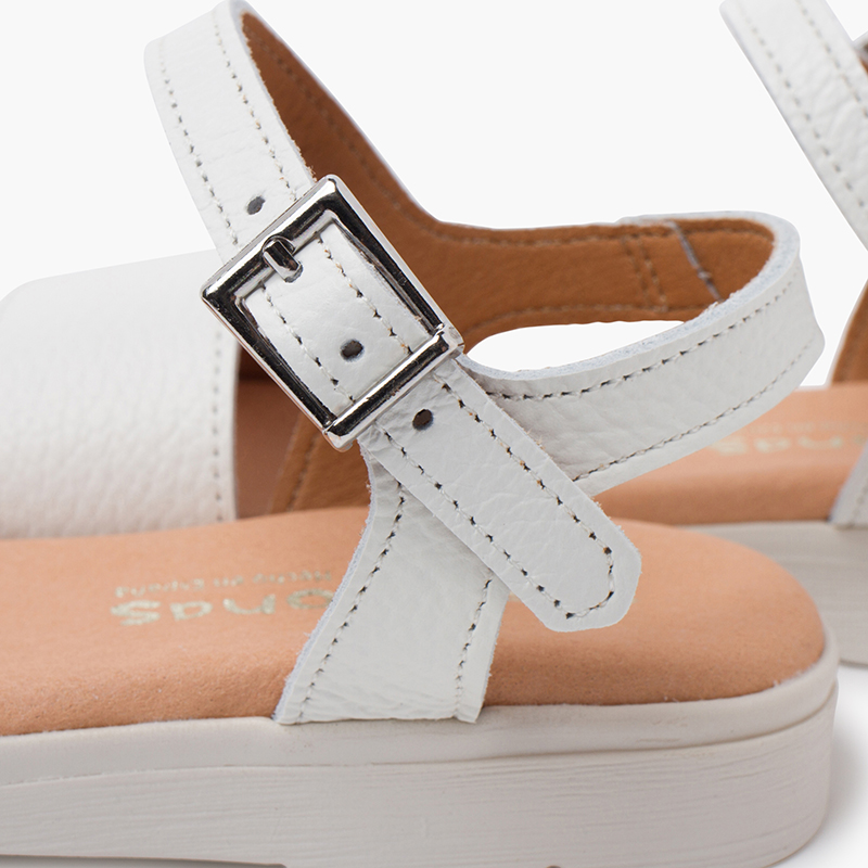 Sandalias niña de piel con textura y plantilla de gel