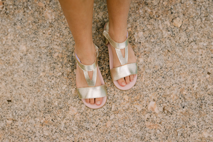 Sandalias barefoot tiras empeine metalizadas