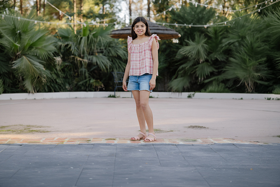 Sandalia barefoot cruzada cierre adherente