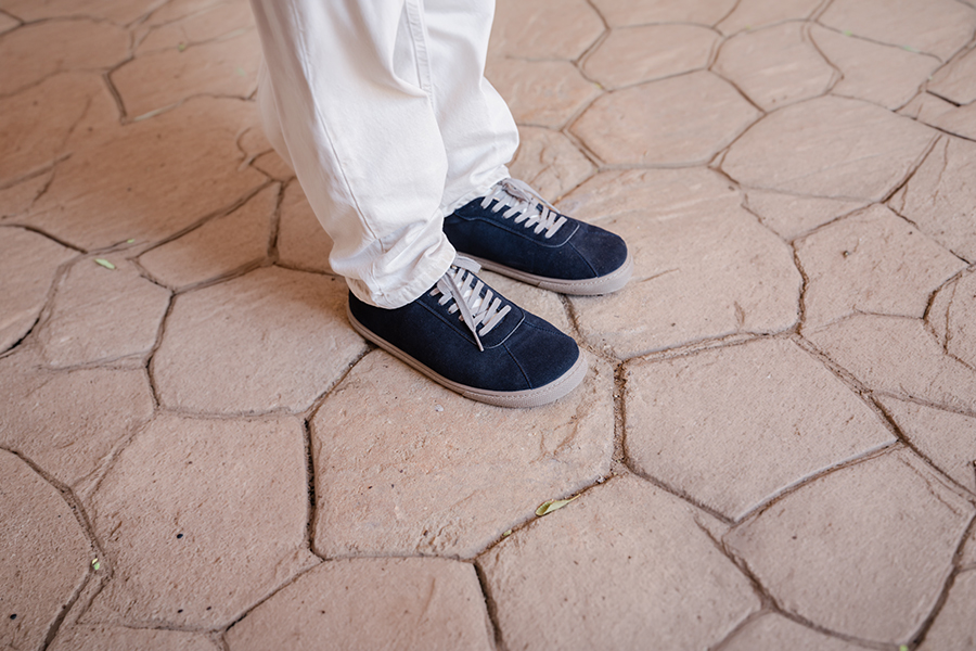 Zapatillas barefoot efecto serraje cordones contraste
