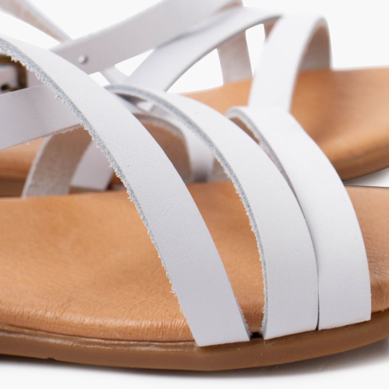 Sandalias niña con tiras cruzadas y cierre hebilla