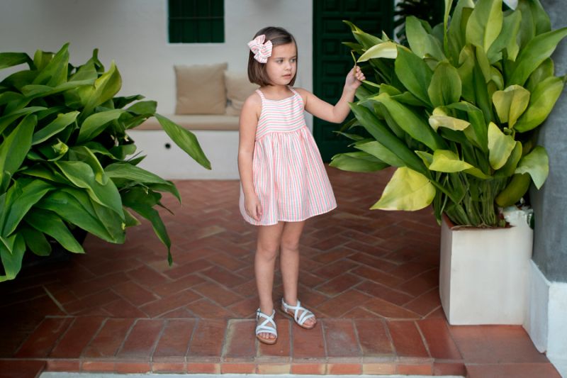 Sandalias niña con tiras cruzadas y cierre hebilla