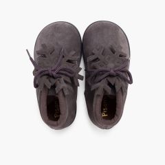 Botitas serraje cordones adorno copo Gris