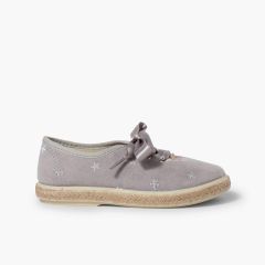 Zapatillas bordado estrellas cordones raso Gris