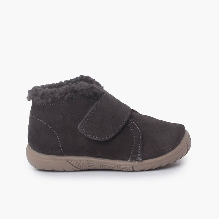 Bota Cuello Tipo Borreguito y Tira Adherente