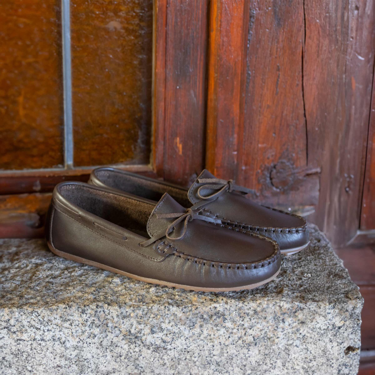 Mocasines niño de piel con lazo y suela antideslizante