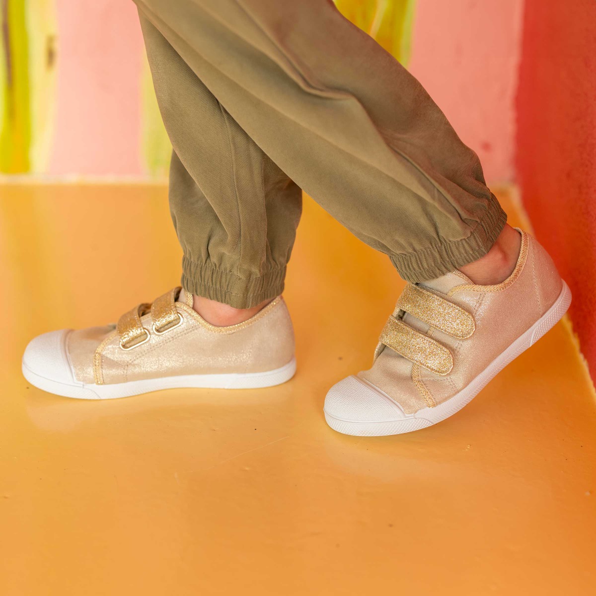 Zapatillas niña blanditas con brillos y doble tira adherente