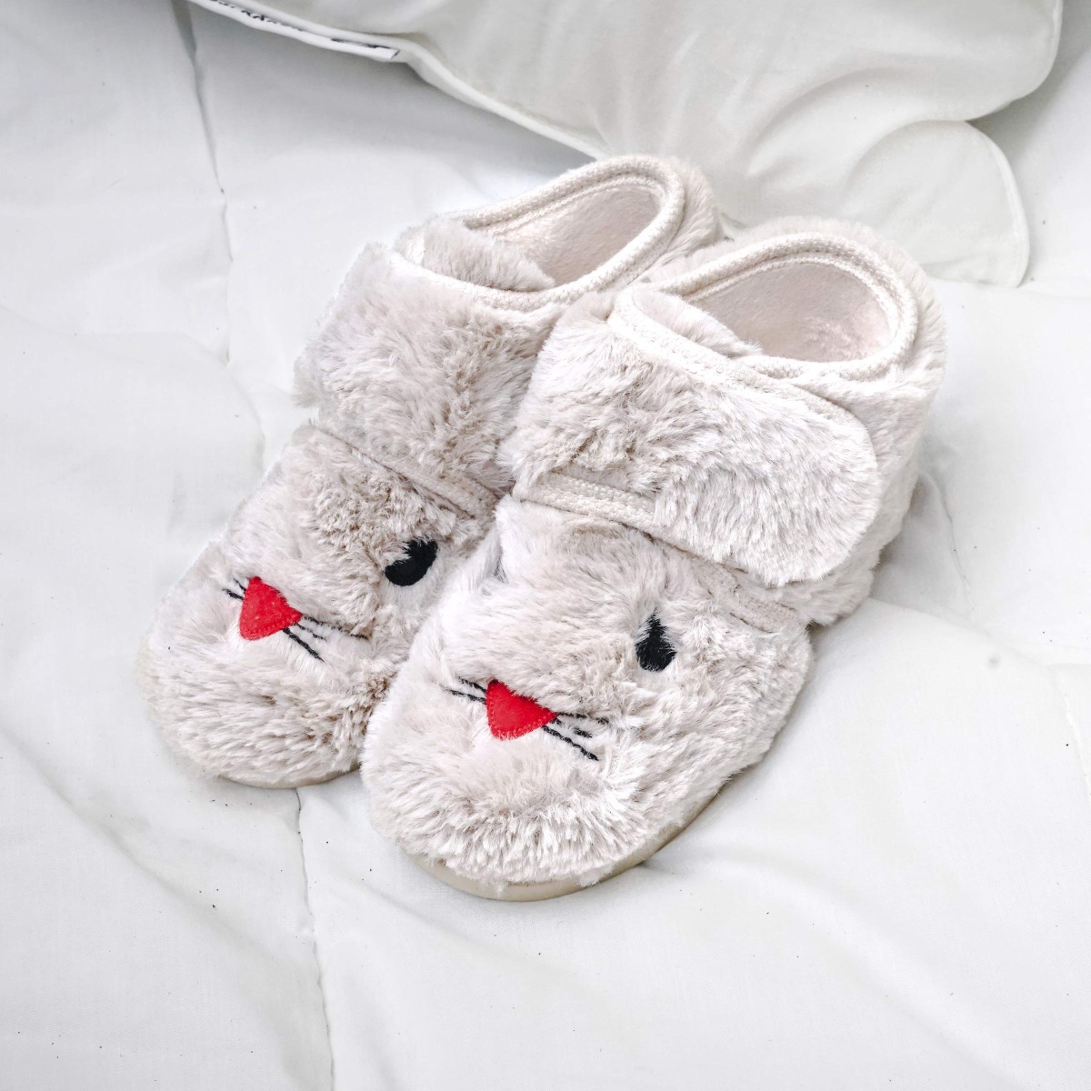 Zapatillas de casa niños en pelo sueva con dibujo de conejo